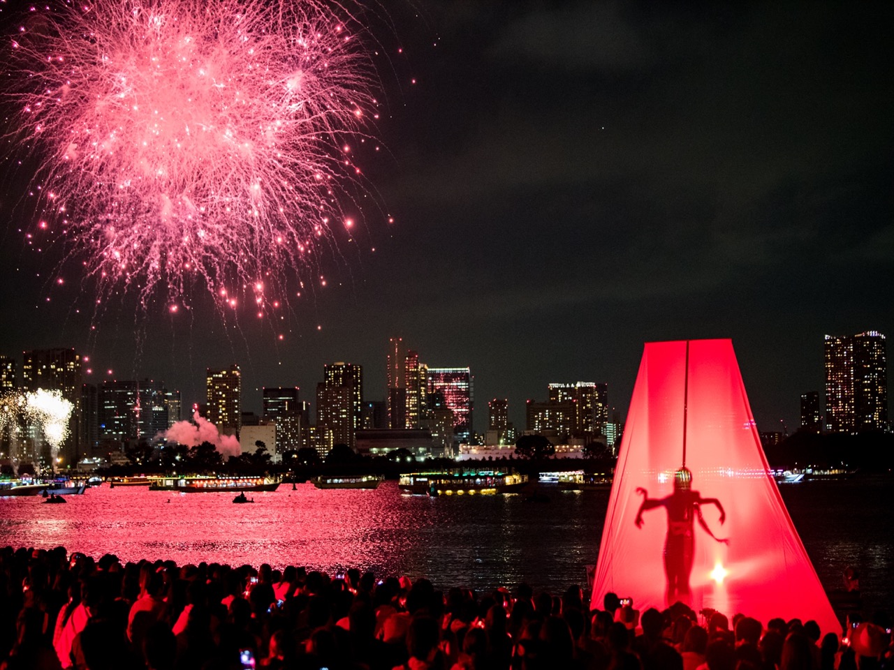 5月の花火「STAR ISLAND 2018」、人が水上に飛ぶ！炎が回る！圧巻のイベントを昨年の写真でチェック