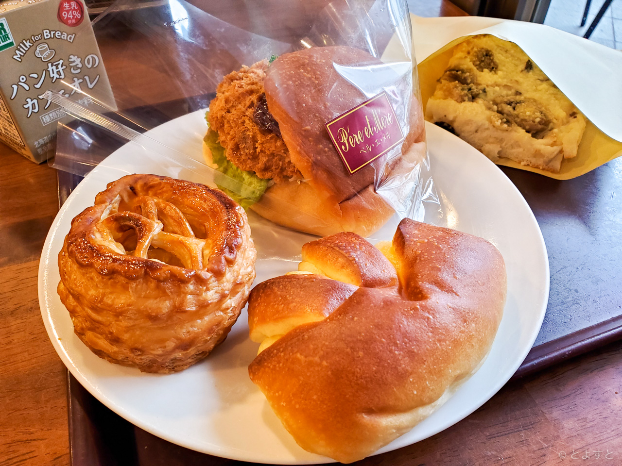 豊洲駅前のパン屋「ペル・エ・メル」で、贅沢な牛肉入りカレーパンとバゲット等を購入