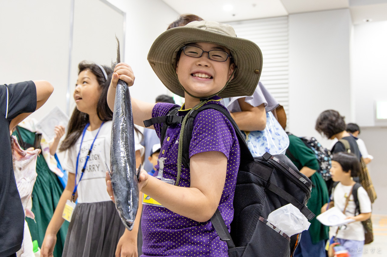 東京ビッグサイトで「親子おさかな学習会」、たくさんの子どもが魚に触れて大喜び！