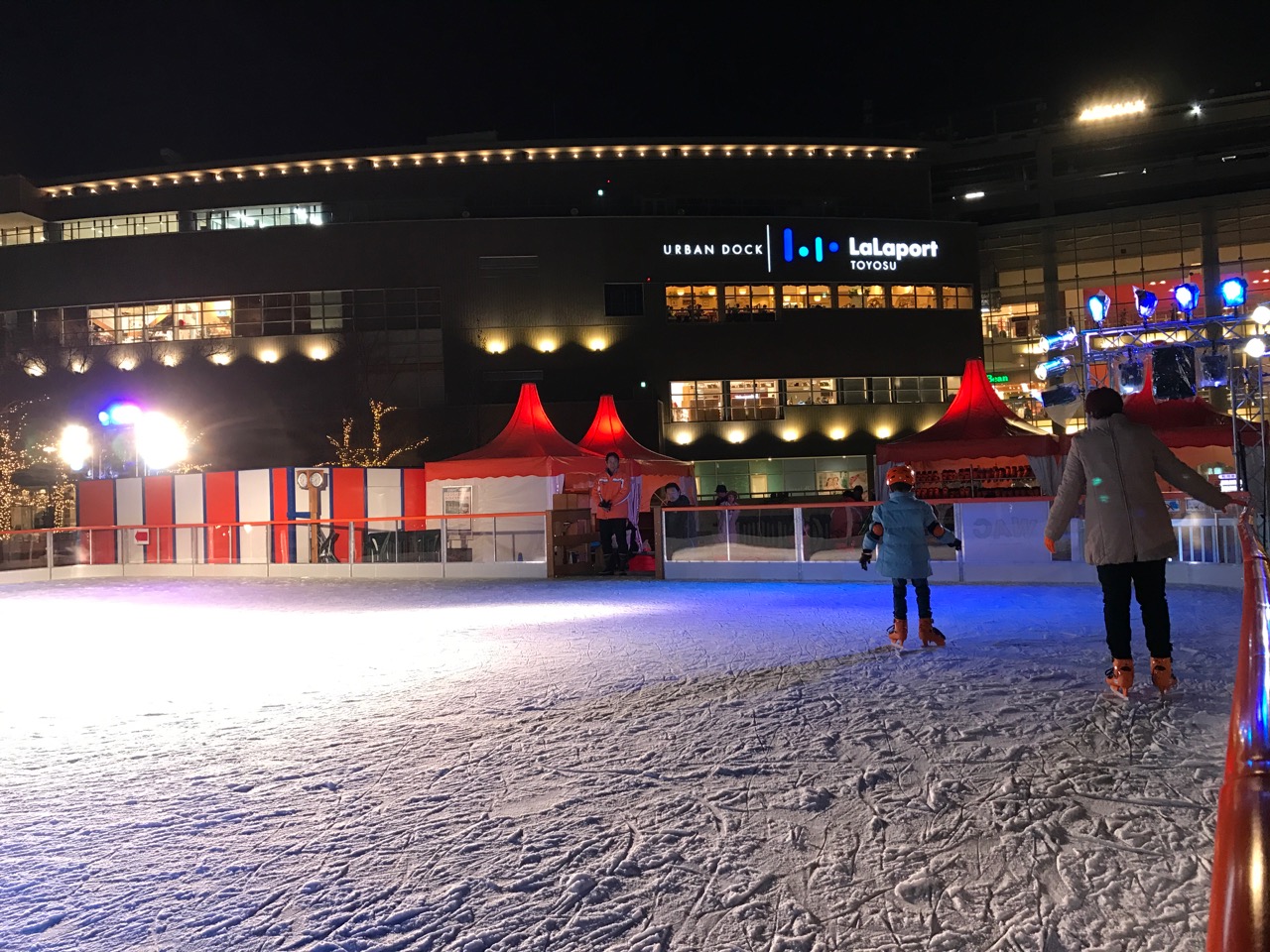 本物の氷！ららぽーと豊洲で「Sea Sideアイススケートリンク」が冬季限定オープン