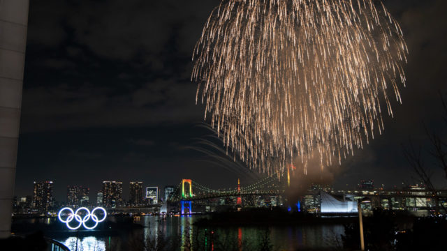 お台場の巨大オリンピックシンボルが点灯 東京イヤー記念花火が夜空に打ち上げられました とよすと