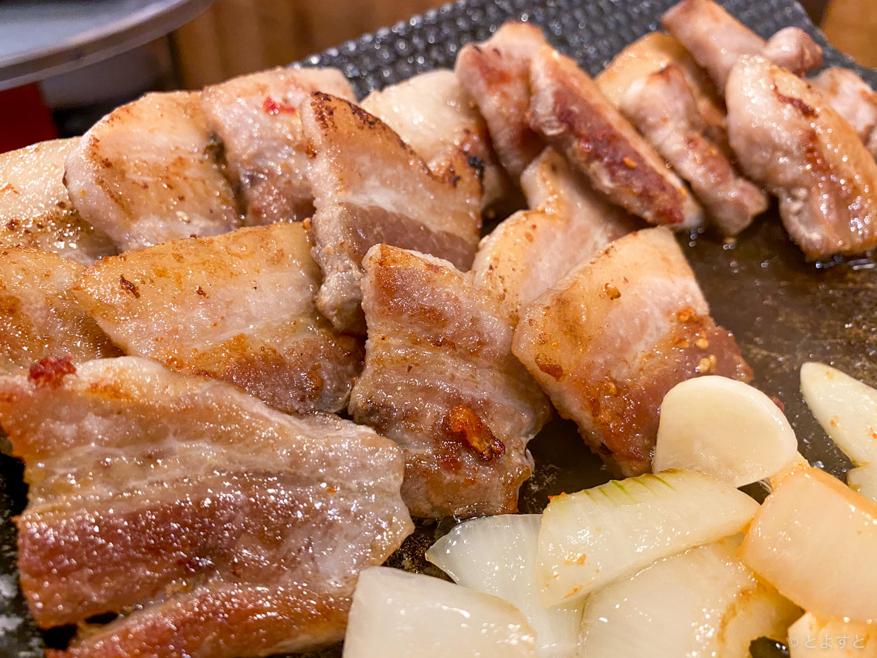 豊洲「韓国食堂チャン」、心地いい路地裏ムードの店で1番人気のサムギョプサルとその後に食べる焼き飯が最高！
