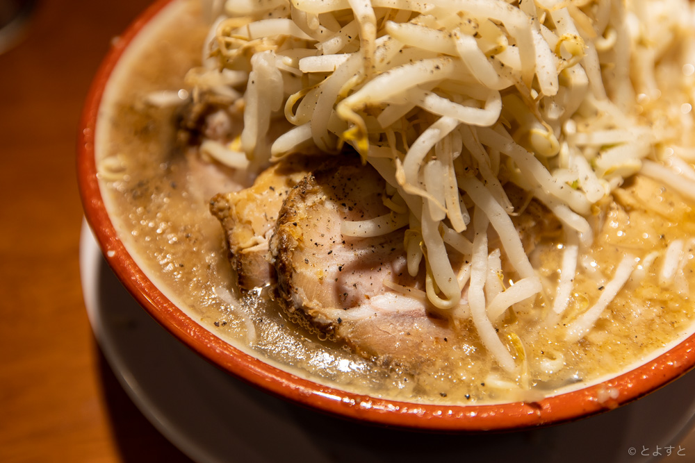 「らーめん バリ男 豊洲店」悪魔的なスープとニンニク味変で身体が燃える！量少なめメニューもあり