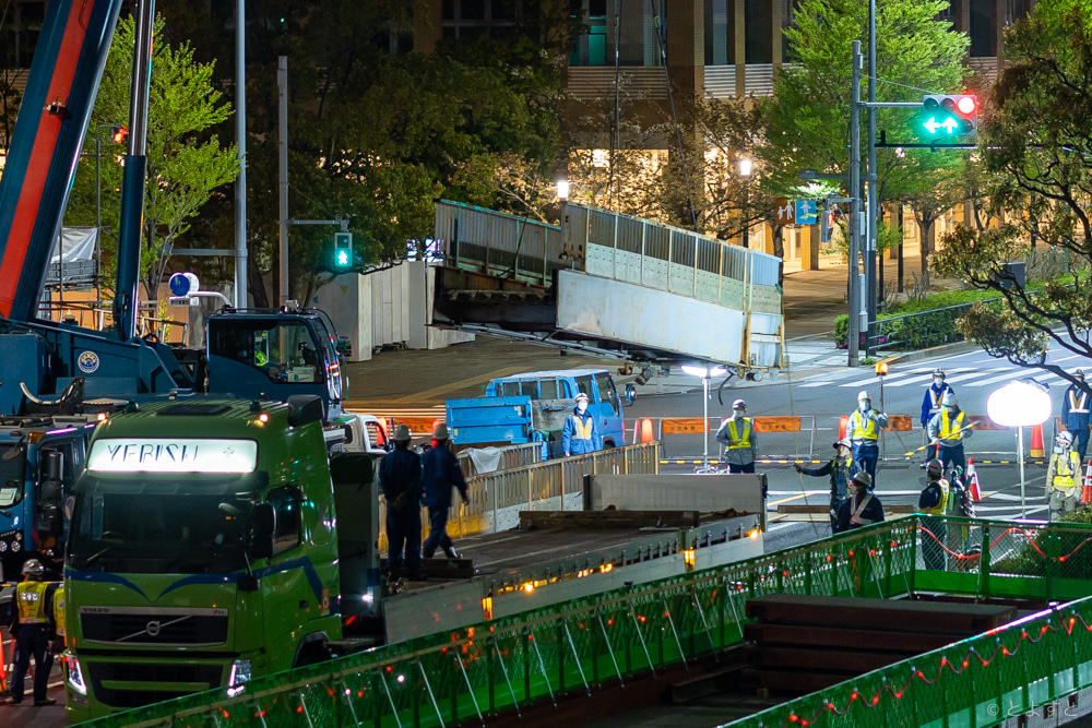 晴海通りの「豊洲三丁目歩道橋」、深夜の通行止めで橋桁が撤去