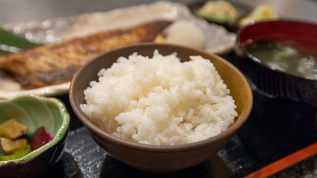 どのメニューも定食にできる豊洲「とんがり村」、白飯が美味しく食べ