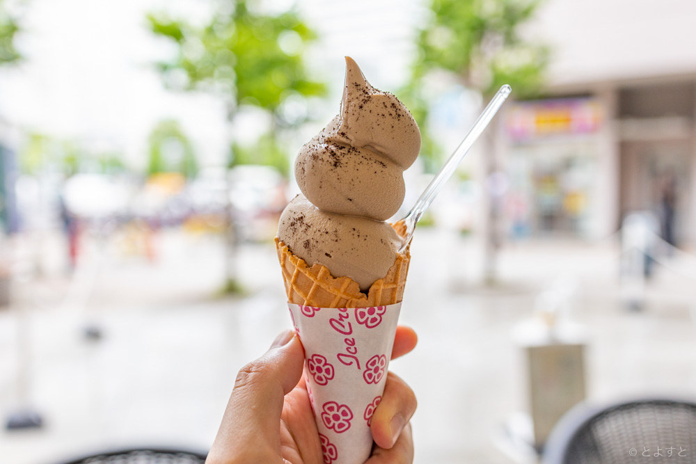 涼しげなテラス席で味わう「豊洲ラテソフト」、ペル・エ・メルが夏にぴったりな新ソフトクリームを発売！