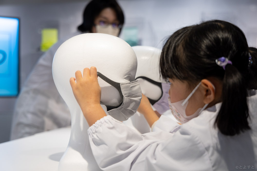 大人も勉強になる！キッザニア東京が「マスク研究開発室」パビリオンを開始、初の民生用マスクを作った白鳩が提供
