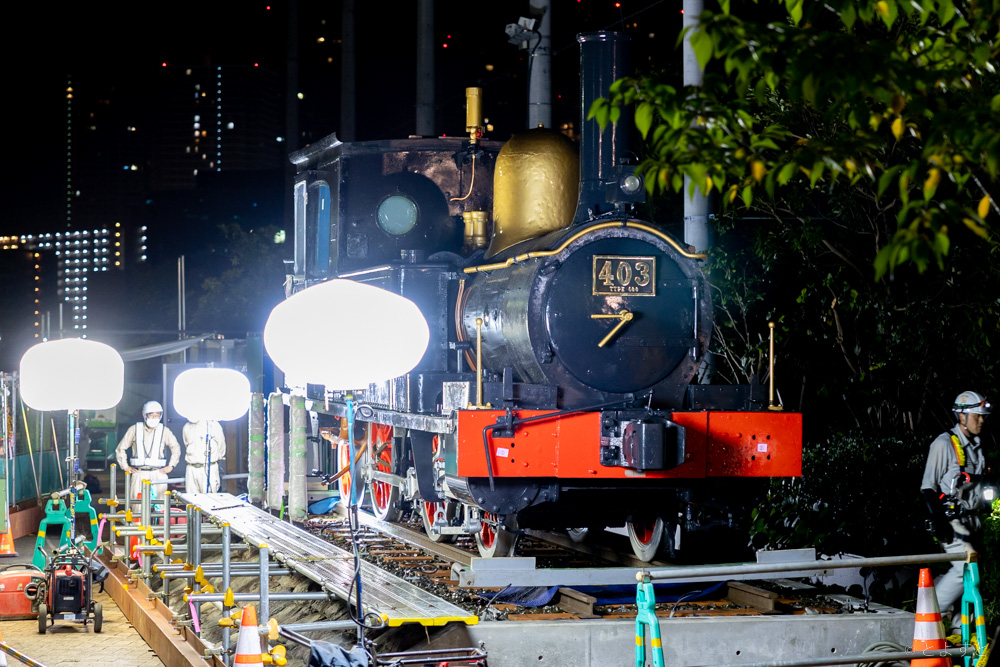 深夜の豊洲に27ｔの“蒸気機関車”がやってきた！芝浦工大中高の前、クレーンで搬入