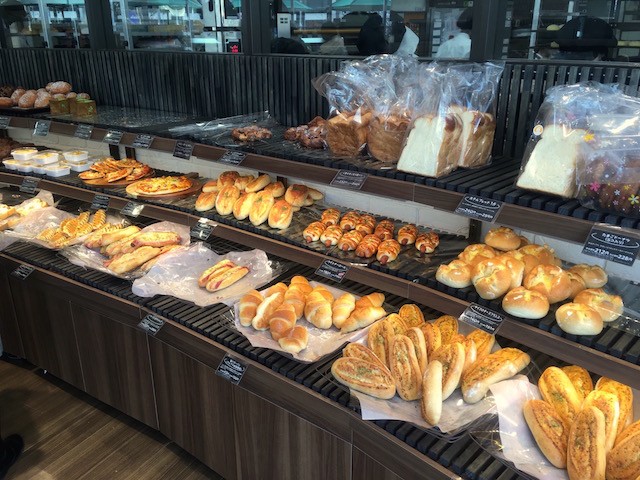 デイリーヤマザキ豊洲5丁目店がオープン！電源ありのカフェコーナーで焼きたてパン・弁当が食べられる