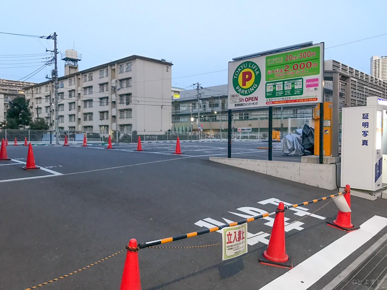豊洲駅前のコインパーキング、第2はリニューアルへ。閉鎖した第1はマンションのモデルルームに
