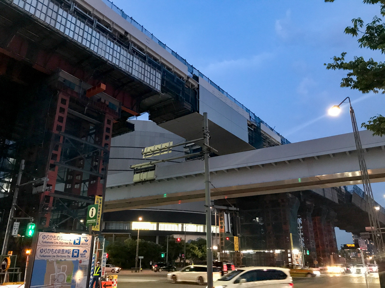 新豊洲駅付近、ゆりかもめの上を首都高晴海線が跨ぐ高架工事が実施