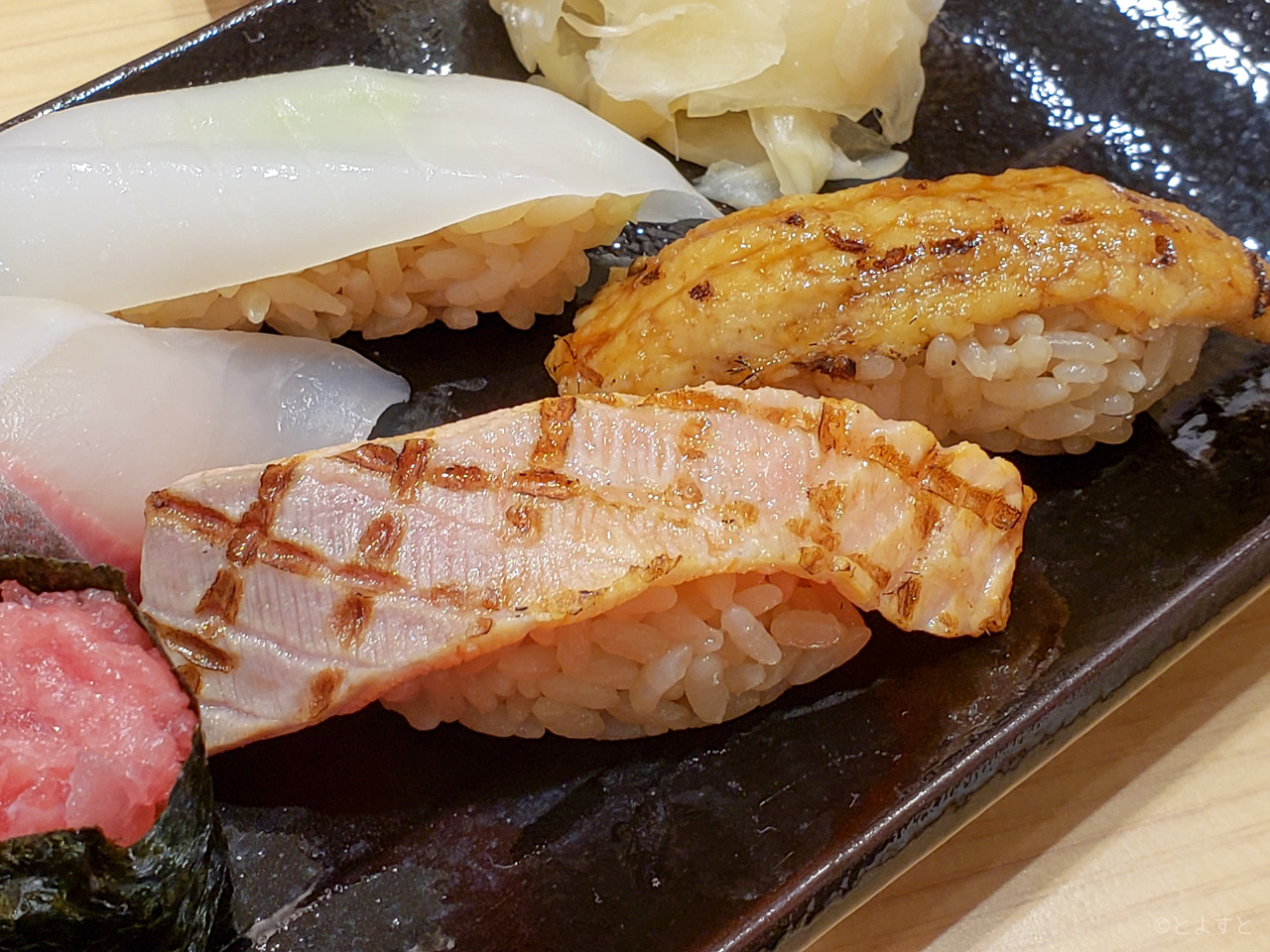 豊洲市場グルメ：「つきぢ神楽寿司」赤しゃりと炙りメニューがオススメの、クレカ＆銀聯OKな安心店