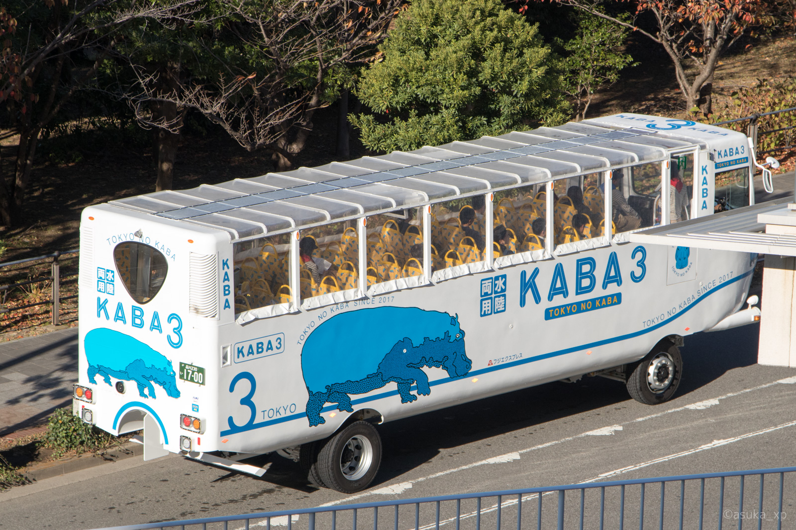 試運転中の「TOKYO NO KABA（KABA3）」、ヒルトン東京お台場の前を走行
