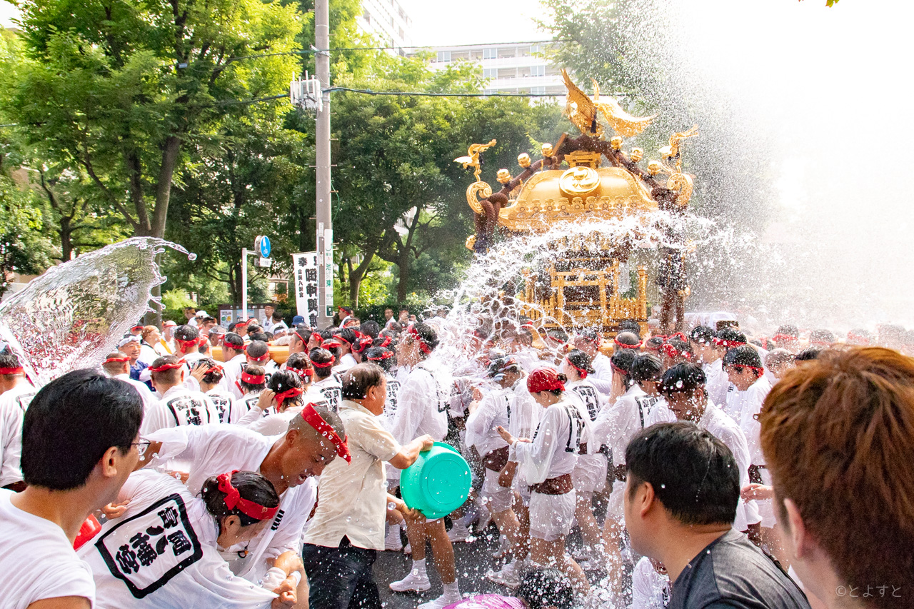 富岡八幡宮例祭「二ノ宮神輿渡御」、2018年は豊洲5丁目の水かけが凄かった！