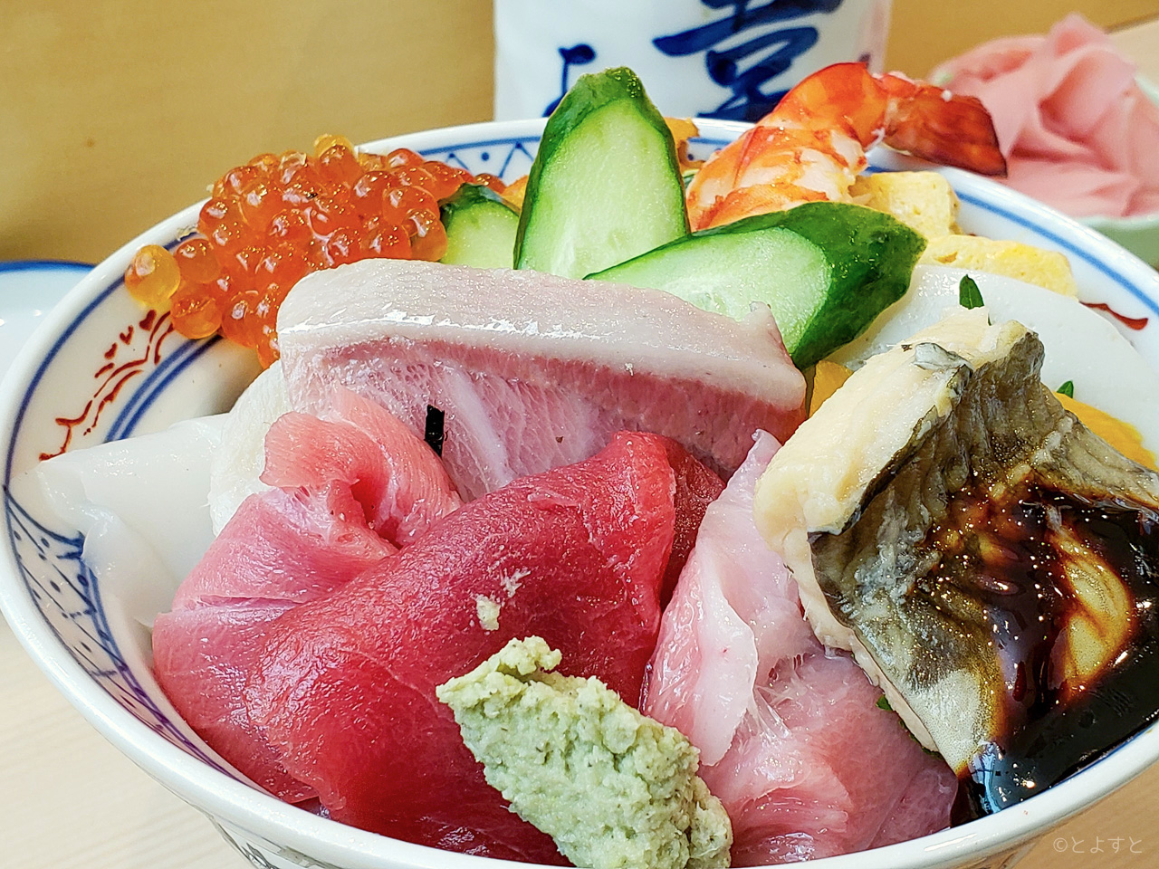 豊洲市場グルメ：「鮨文」10種類以上の天然ネタが乗る豪華ちらし丼がうまい！築地になかった復活メニュー