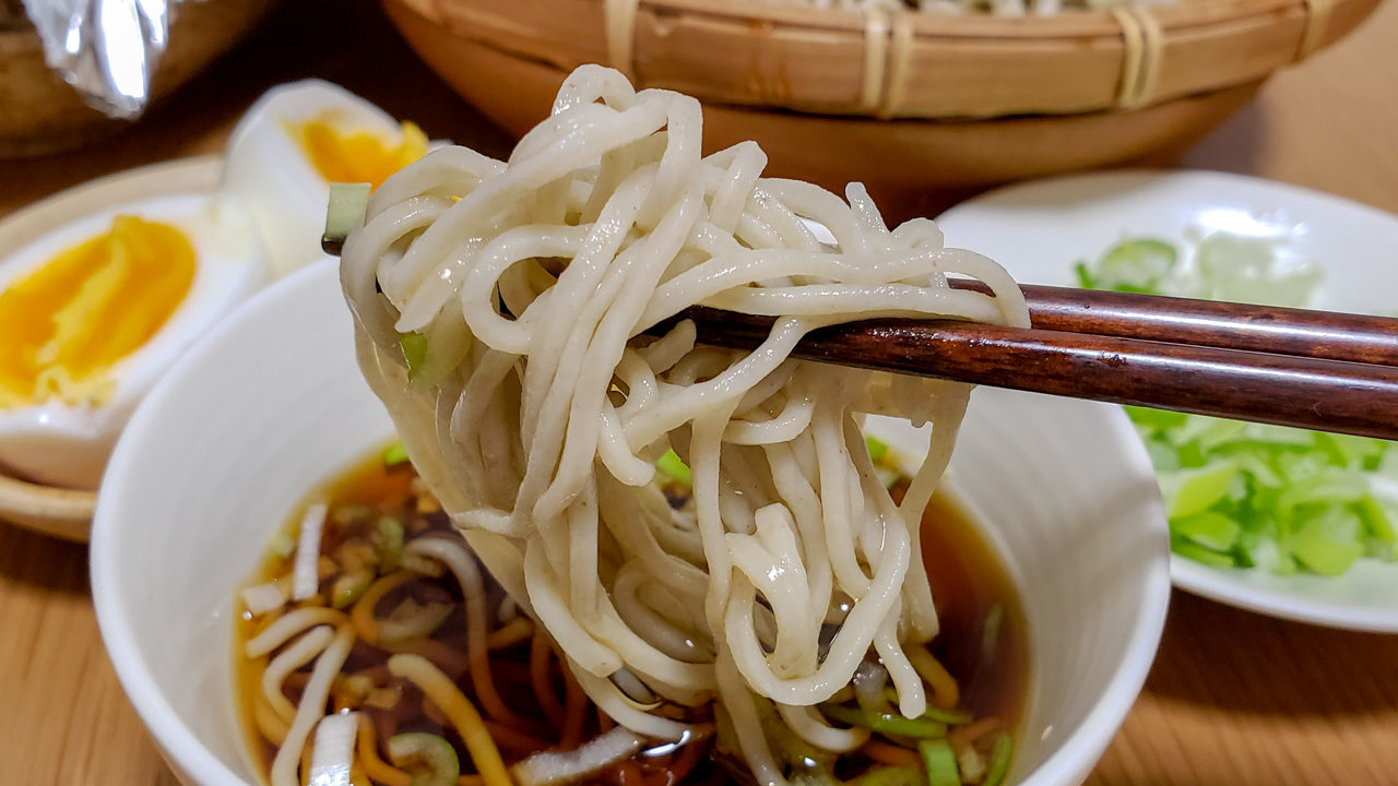 その日の朝に蕎麦粉を挽く 石臼挽きそば 石楽 の年越しそばを買って ざる蕎麦にして食べました とよすと