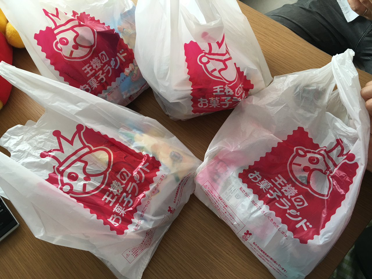 懐かしの駄菓子を300円で買いまくってみた！王様のお菓子ランド